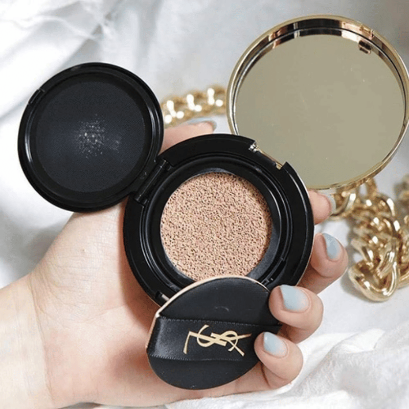 YSL Le Cushion Encre De Peau nổi bật với thiết kế sang trọng, khả năng che phủ tuyệt vời, và công thức dưỡng da từ cánh hoa nhài